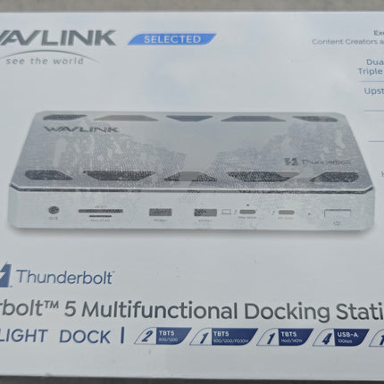 Verpackung der Thunderbolt-5-Multifunktions-Dockingstation auf grauer Oberfläche